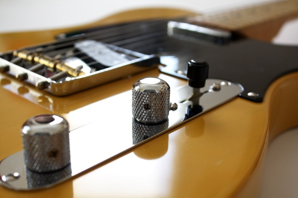 Fender_'52_Telecaster_body_angled_(2009-02-01_09.24.45_by_irish10567).jpg