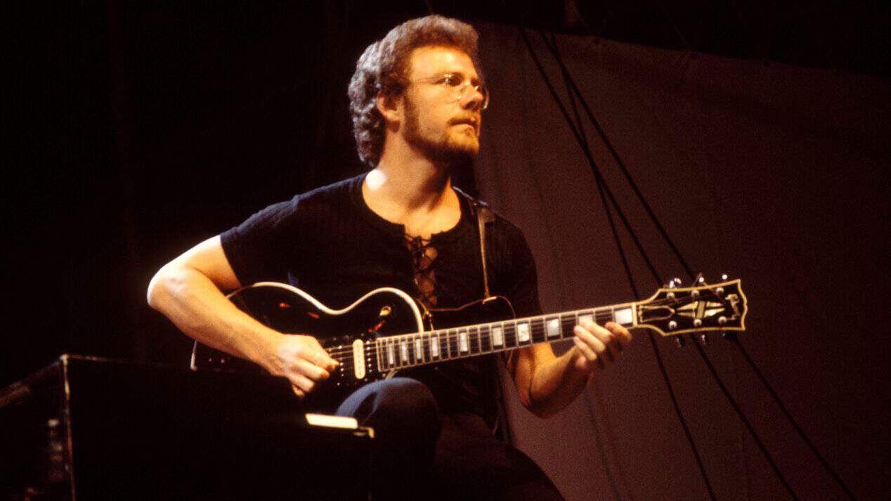 Robert Fripp playing his Les Paul Custom